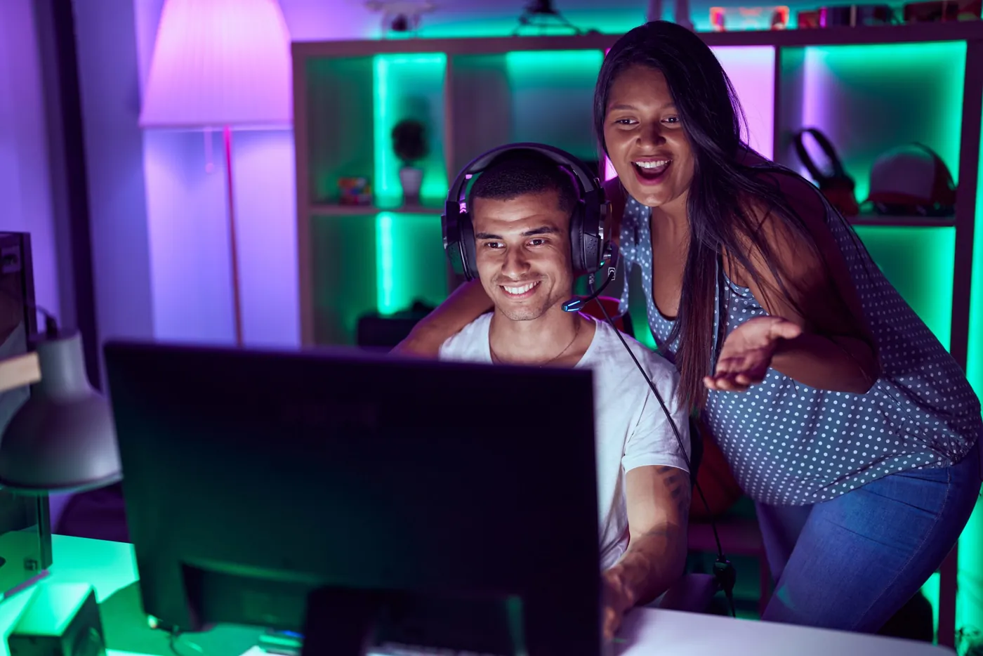 Casal comemora uma vitória jogando videogame