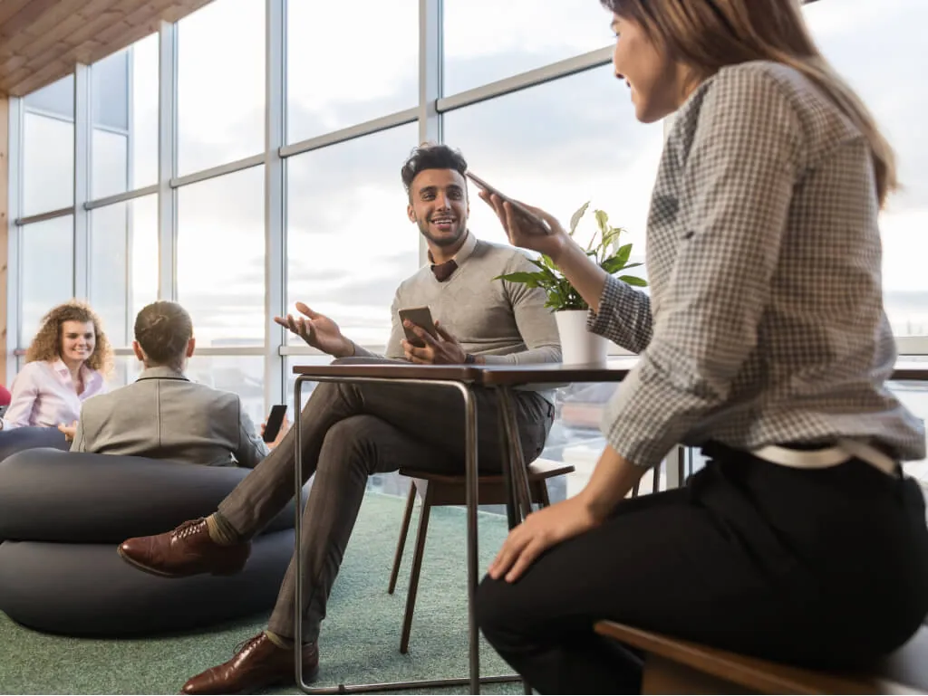 Equipe reunida em um espaço de trabalho compartilhado