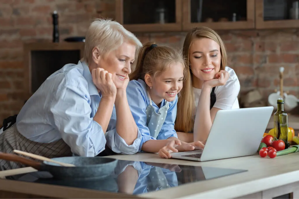 Família pesquisando uma receita na internet