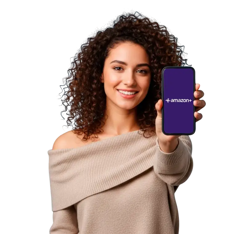 Cliente sorrindo mostra o celular com a marca Amazon+ na tela