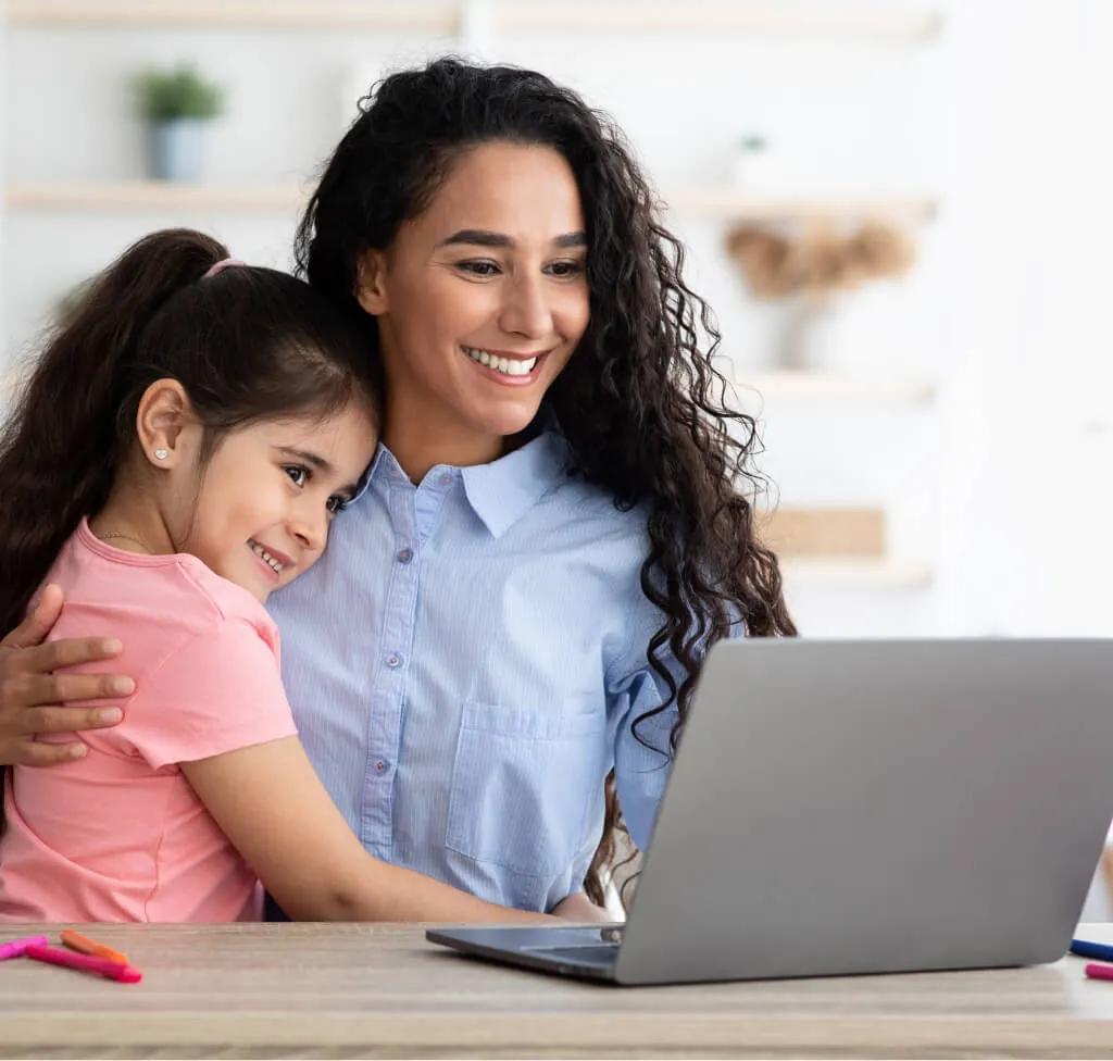 Mãe e filha estudando juntas no notebook